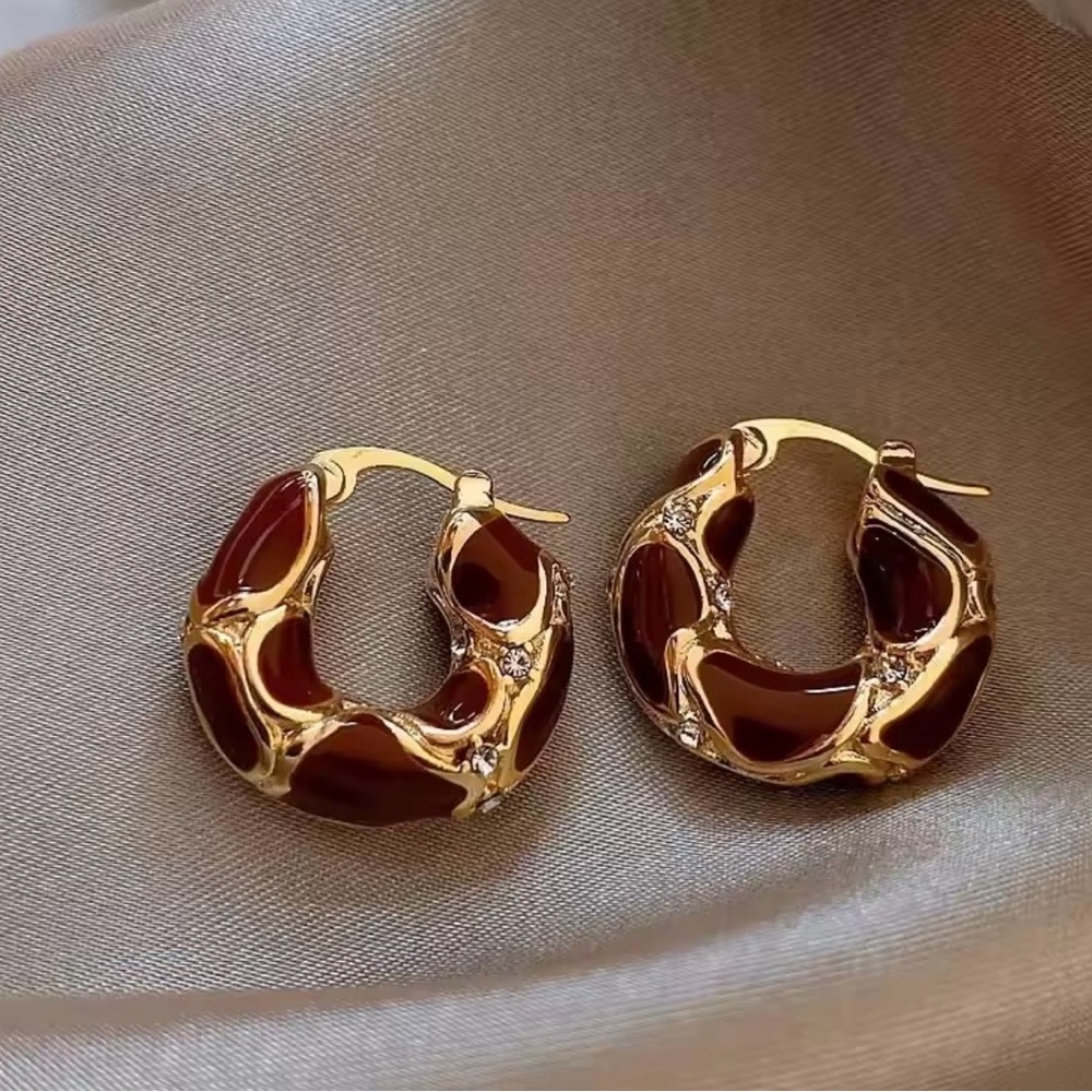 Vintage elegant hoop earrings